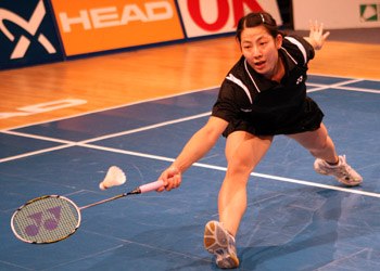 Huaiwen Xu playing competitive badminton